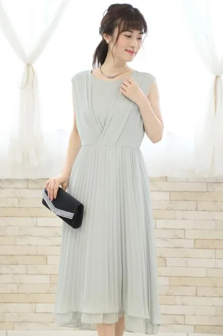 グレーのアシンメトリープリーツドレス