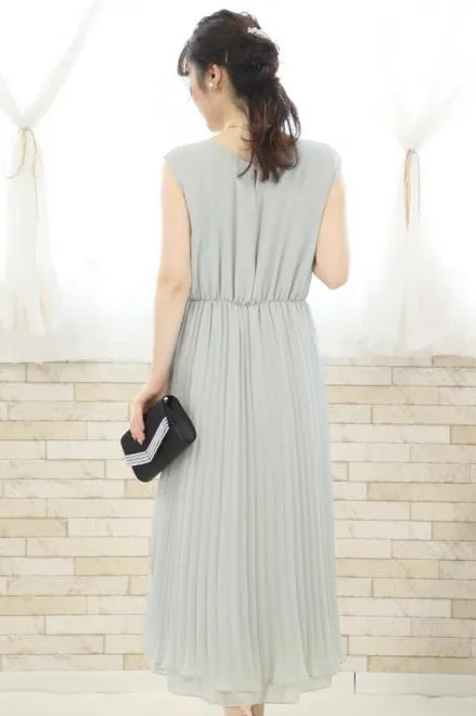 グレーのアシンメトリープリーツドレス