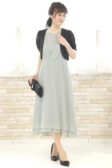 グレーのアシンメトリープリーツドレス