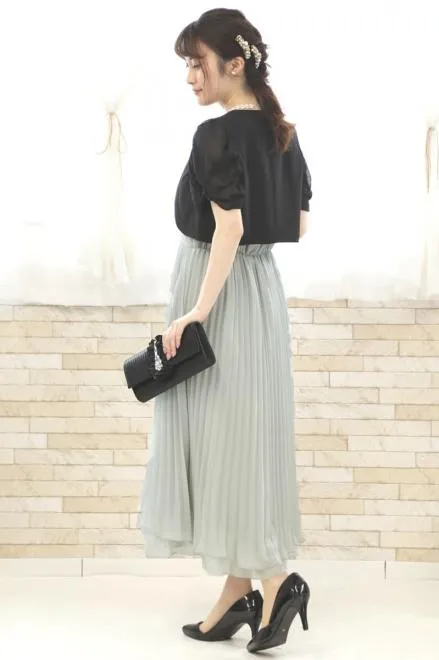 グレーのアシンメトリープリーツドレス