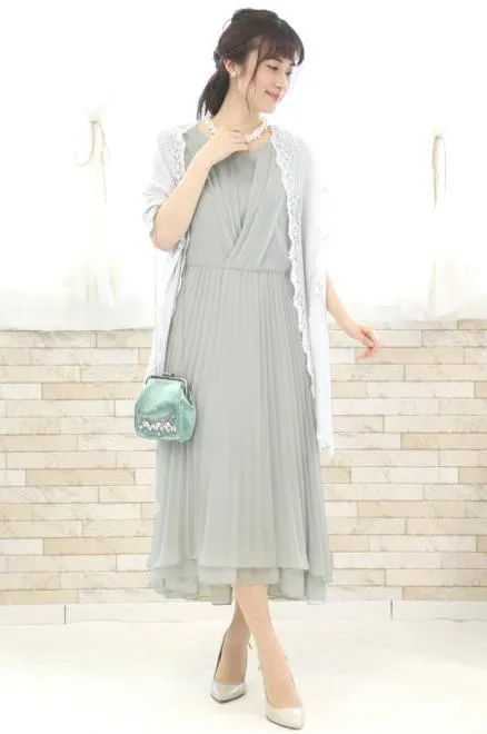 グレーのアシンメトリープリーツドレス