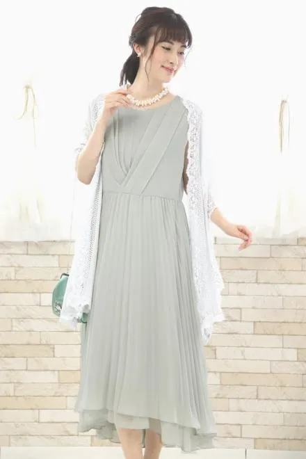 グレーのアシンメトリープリーツドレス