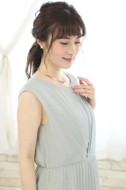 グレーのアシンメトリープリーツドレス