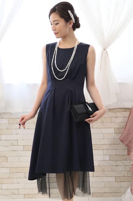 ネイビーのチュール付きノースリーブドレス