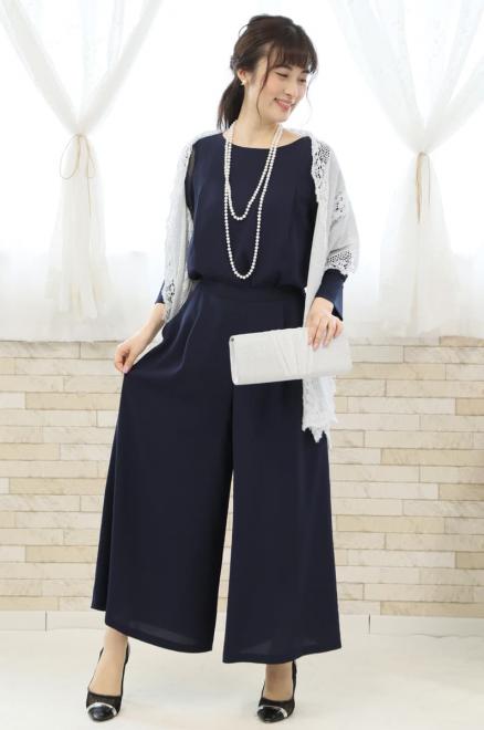ネイビーのレース袖付きワイドパンツドレス
