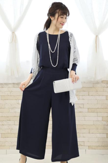 ネイビーのレース袖付きワイドパンツドレス