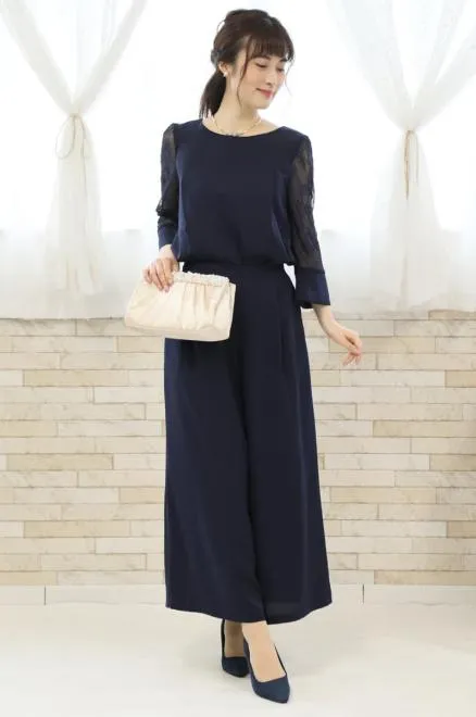 ネイビーのレース袖付きワイドパンツドレス