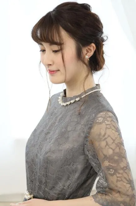 グレーのプチハイネック総レースドレス