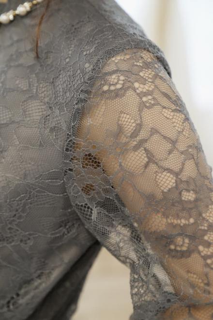 グレーのプチハイネック総レースドレス