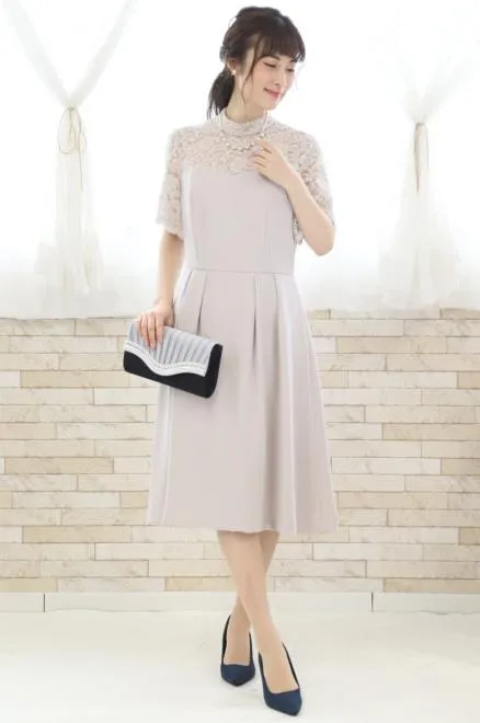 グレーのハイネックデコルテレースドレス