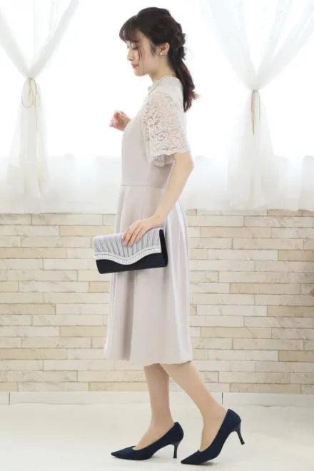 グレーのハイネックデコルテレースドレス