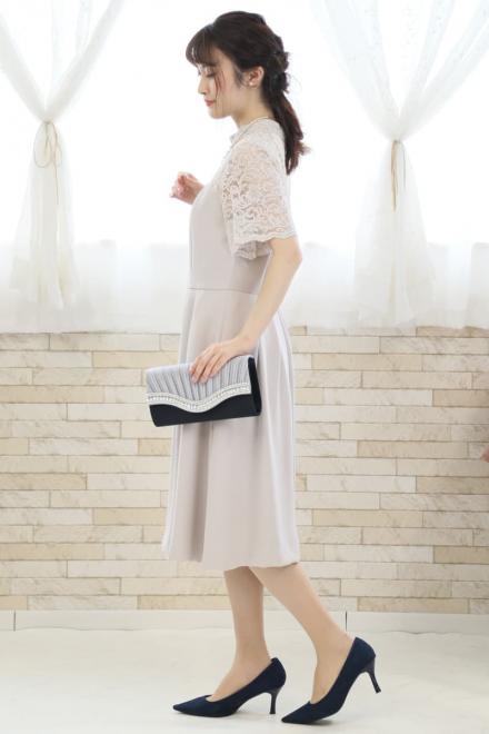 グレーのハイネックデコルテレースドレス