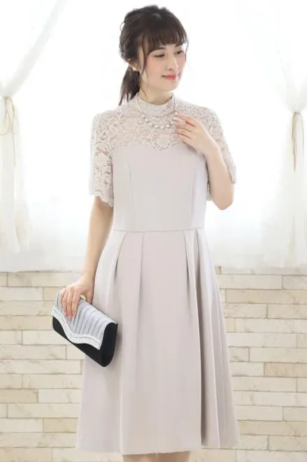 グレーのハイネックデコルテレースドレス