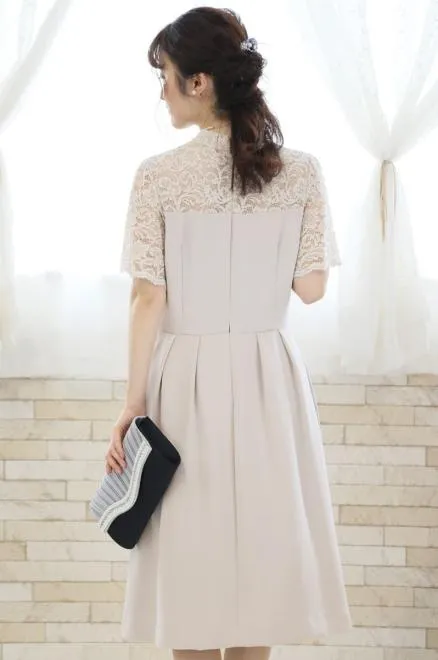 グレーのハイネックデコルテレースドレス