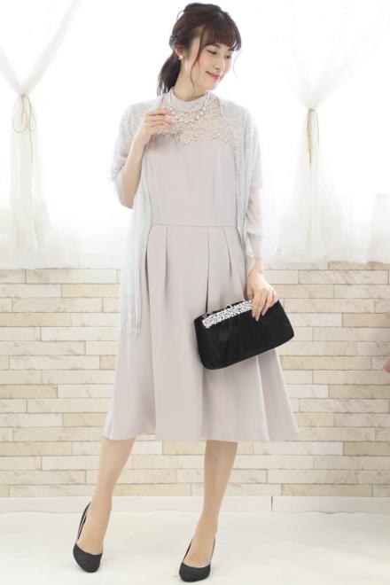 グレーのハイネックデコルテレースドレス