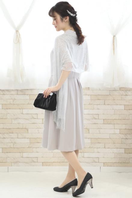 グレーのハイネックデコルテレースドレス