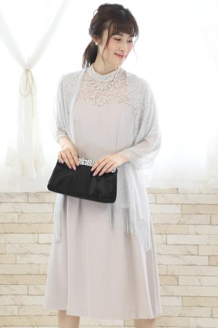グレーのハイネックデコルテレースドレス