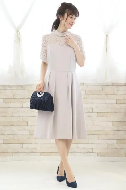 グレーのハイネックデコルテレースドレス