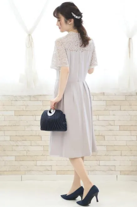 グレーのハイネックデコルテレースドレス