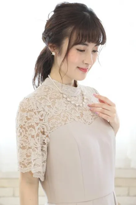 グレーのハイネックデコルテレースドレス