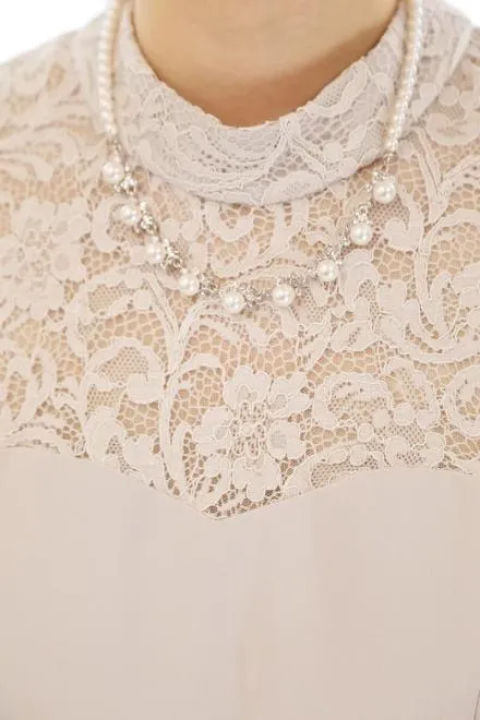 グレーのハイネックデコルテレースドレス