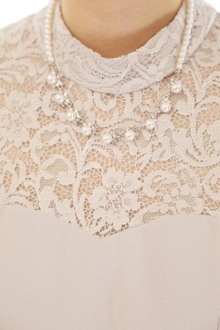 グレーのハイネックデコルテレースドレス