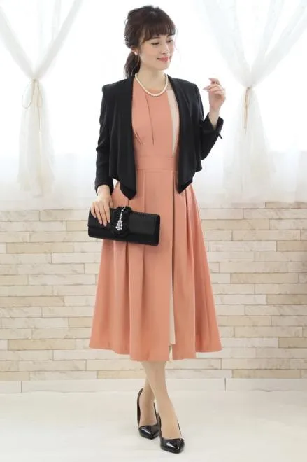 サーモンピンクのタック入り配色切替えドレス