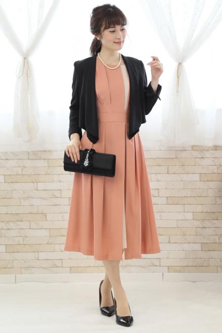 サーモンピンクのタック入り配色切替えドレス