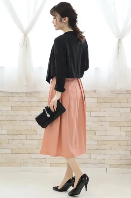 サーモンピンクのタック入り配色切替えドレス