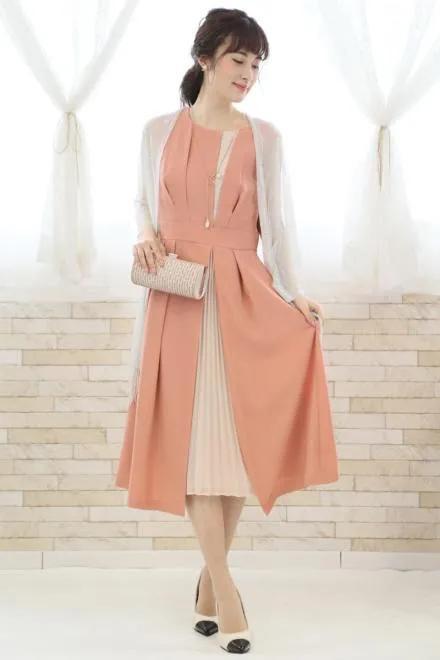 サーモンピンクのタック入り配色切替えドレス
