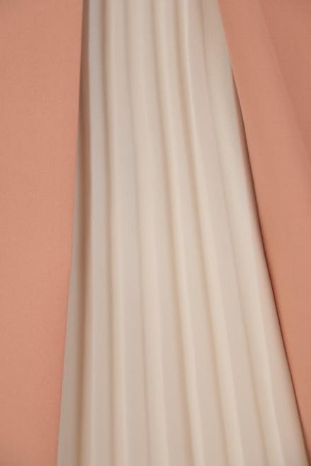 サーモンピンクのタック入り配色切替えドレス