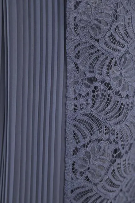 ブルーの総レースプリーツドレス