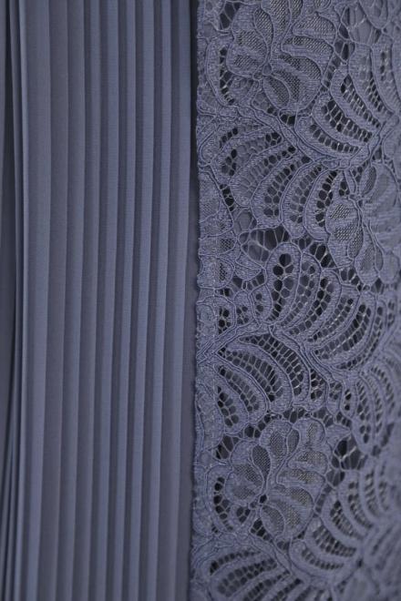 ブルーの総レースプリーツドレス