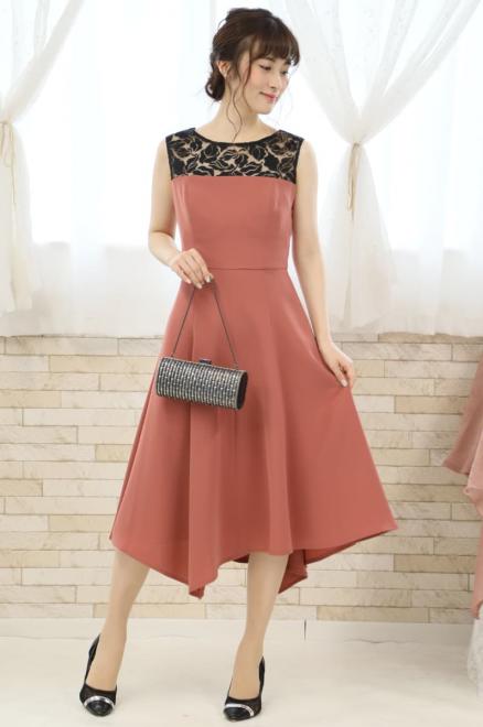 コーラルピンクのデコルテ刺繍アシンメトリードレス