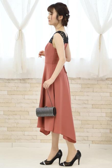 コーラルピンクのデコルテ刺繍アシンメトリードレス