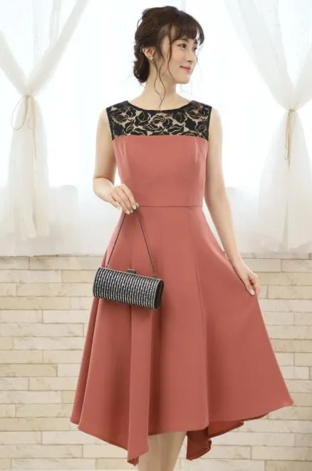 コーラルピンクのデコルテ刺繍アシンメトリードレス