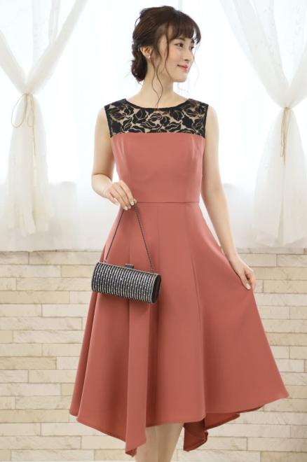 コーラルピンクのデコルテ刺繍アシンメトリードレス