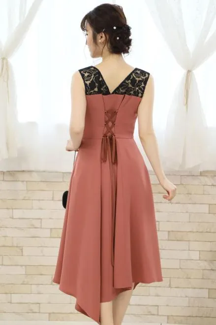 コーラルピンクのデコルテ刺繍アシンメトリードレス