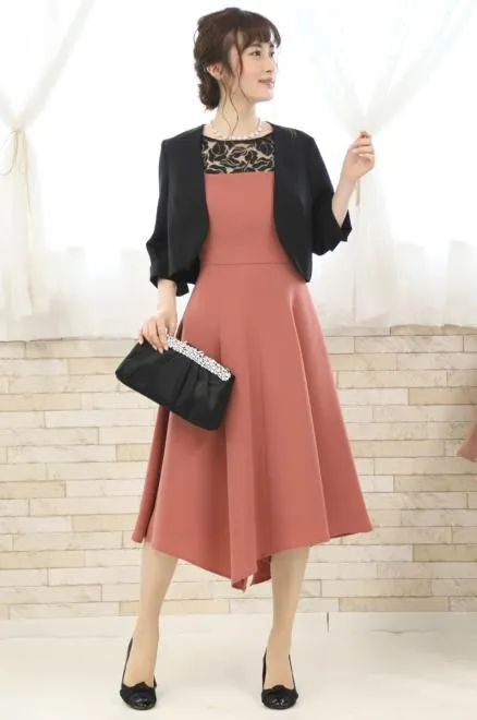 コーラルピンクのデコルテ刺繍アシンメトリードレス