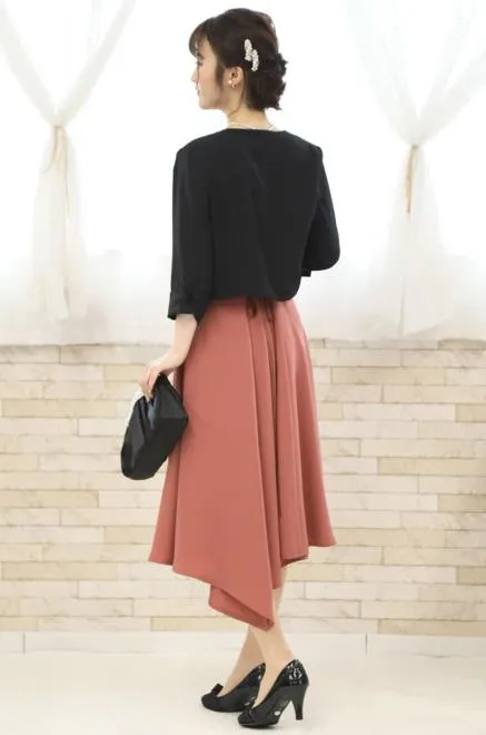 コーラルピンクのデコルテ刺繍アシンメトリードレス