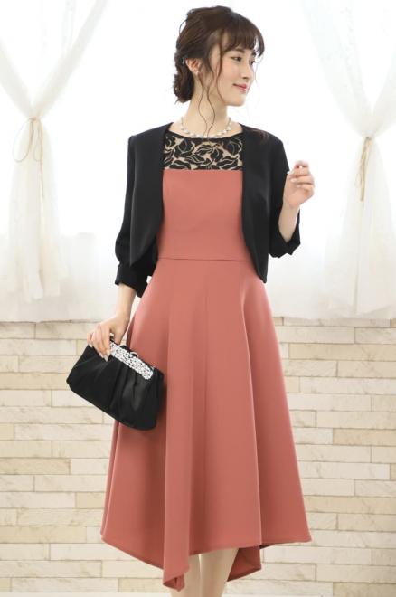 コーラルピンクのデコルテ刺繍アシンメトリードレス