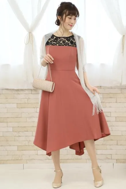 コーラルピンクのデコルテ刺繍アシンメトリードレス