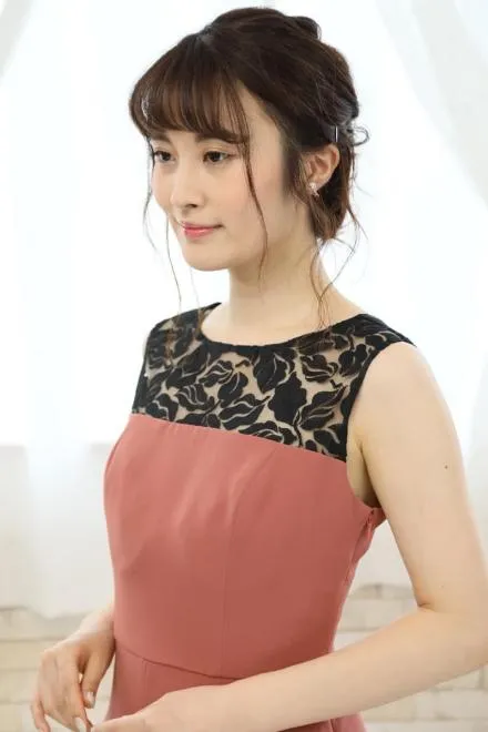 コーラルピンクのデコルテ刺繍アシンメトリードレス