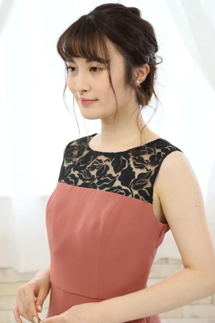 コーラルピンクのデコルテ刺繍アシンメトリードレス