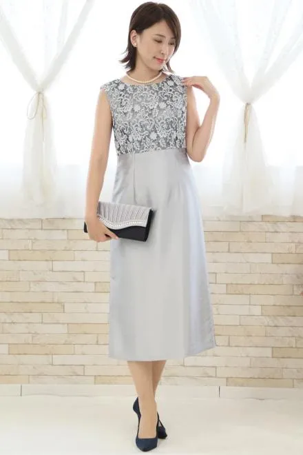 シルバーの刺繍入りシャンタンIラインドレス