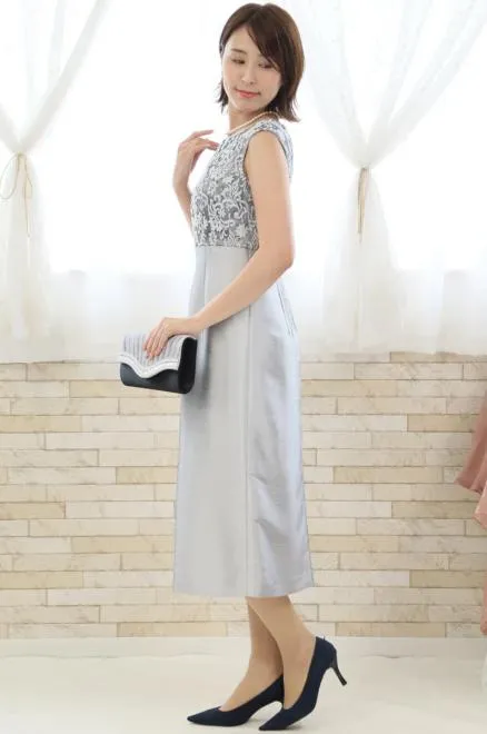 シルバーの刺繍入りシャンタンIラインドレス