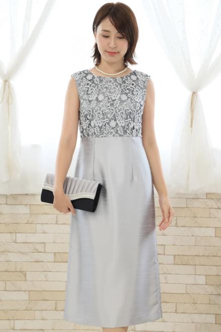 シルバーの刺繍入りシャンタンIラインドレス