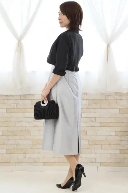 シルバーの刺繍入りシャンタンIラインドレス