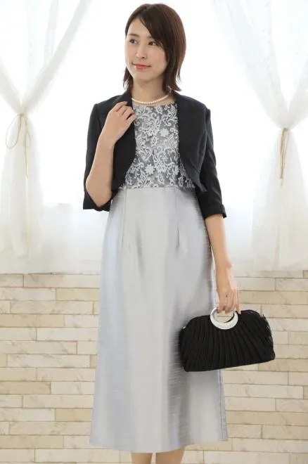 シルバーの刺繍入りシャンタンIラインドレス