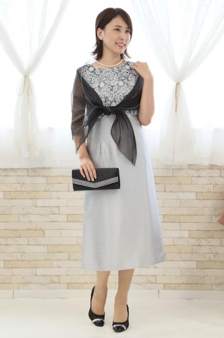 シルバーの刺繍入りシャンタンIラインドレス